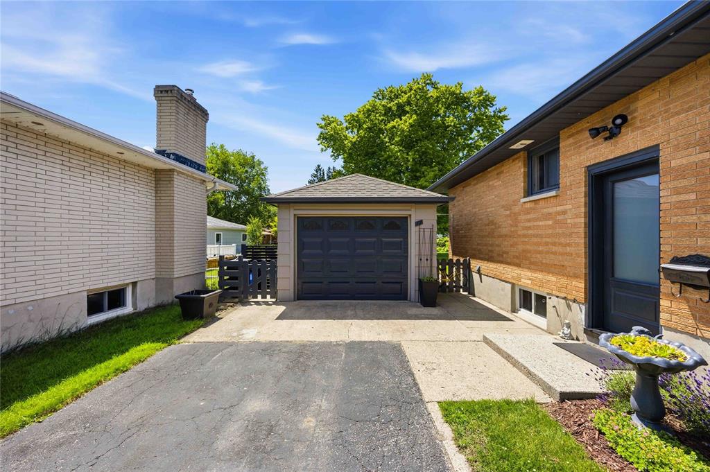 12 LOUISA Street, Point Edward, Ontario, Canada photo 3