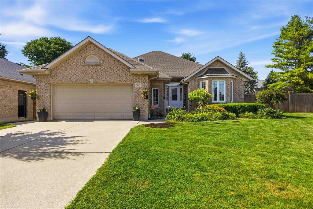 608 MC MASTER Court, Sarnia, Ontario, Canada photo 2