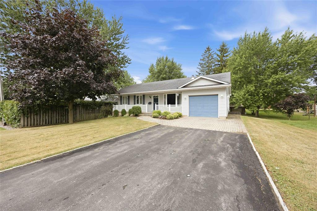 704 Toronto Street, Plympton-Wyoming, Ontario, Canada photo 1