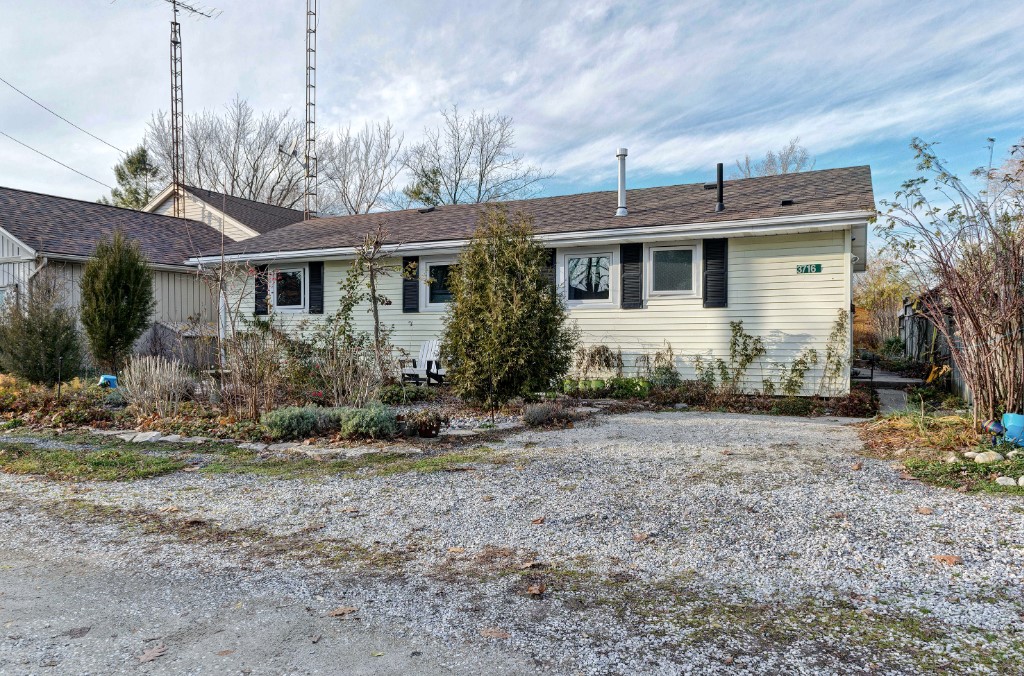 3716 BEVERLY GLEN, Plympton-Wyoming, Ontario, Canada