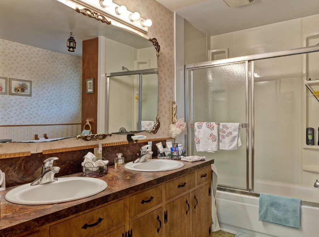 3716 BEVERLY GLEN, Plympton-Wyoming, Ontario, Canada