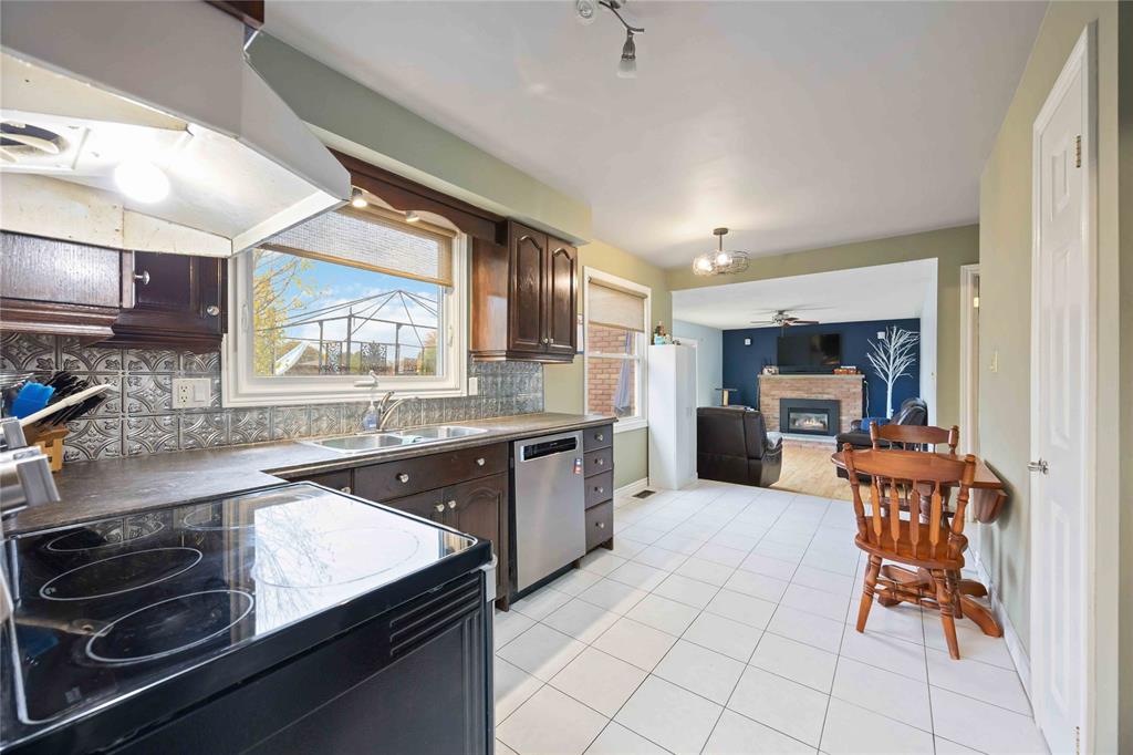 129 HANNA Crescent, Sarnia, Ontario, Canada photo 7