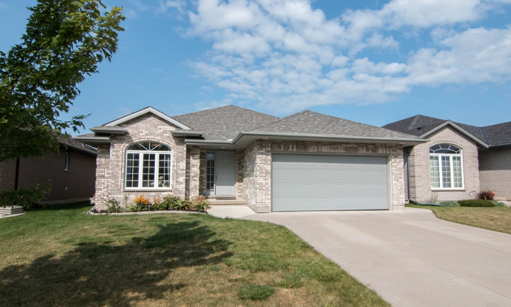 709 FOREST HILL CRT, Sarnia Ontario, Canada