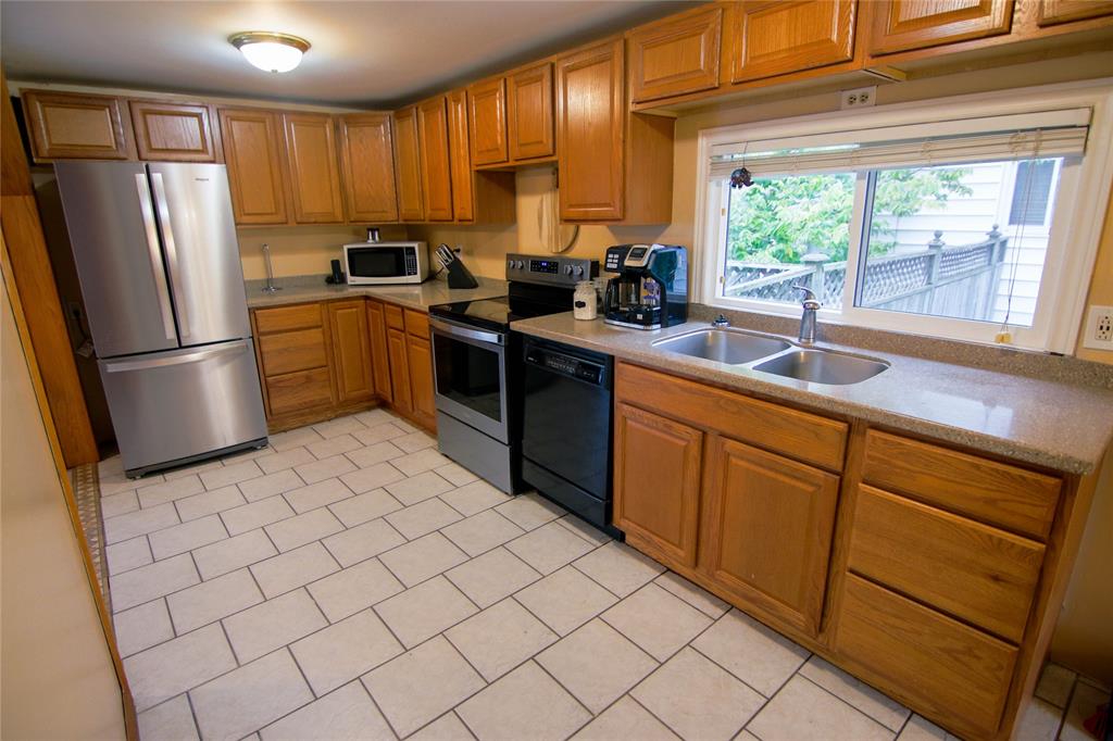 741 SYCAMORE Drive, Sarnia Ontario, Canada