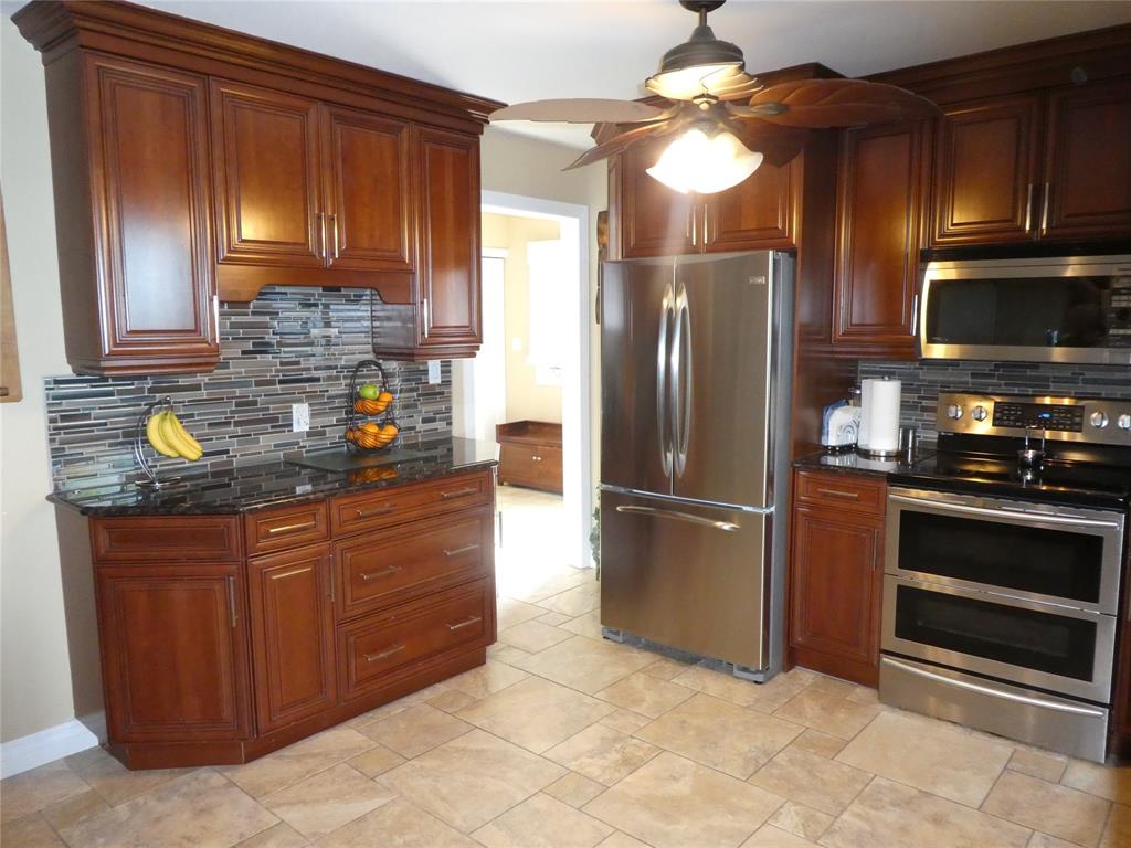2557 OLD LAKESHORE Road, Sarnia Ontario, Canada