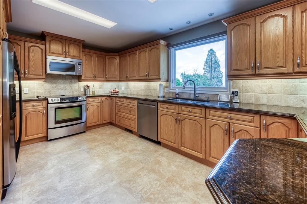 2327 PASSINGHAM Drive, Sarnia, Ontario, Canada