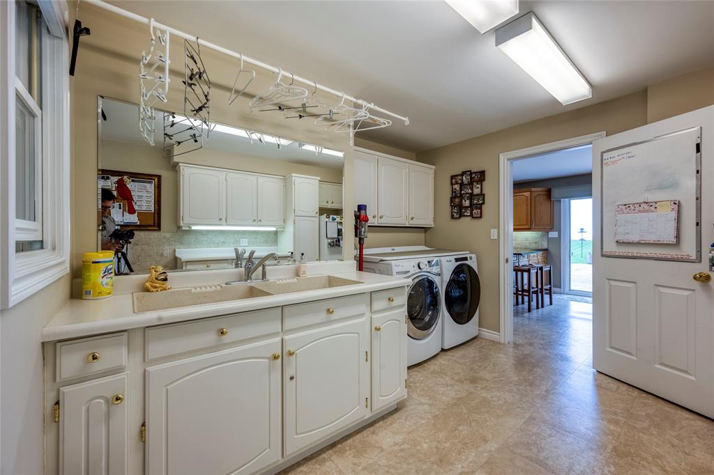 2327 PASSINGHAM Drive, Sarnia, Ontario, Canada