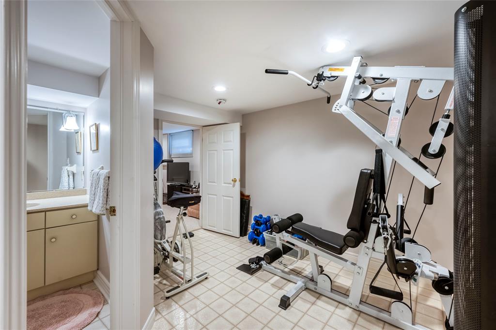 2327 PASSINGHAM Drive, Sarnia, Ontario, Canada