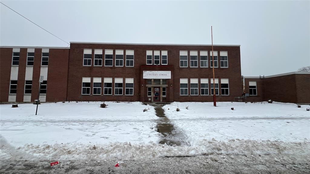 696 OXFORD Street, Sarnia, Ontario, Canada photo 2