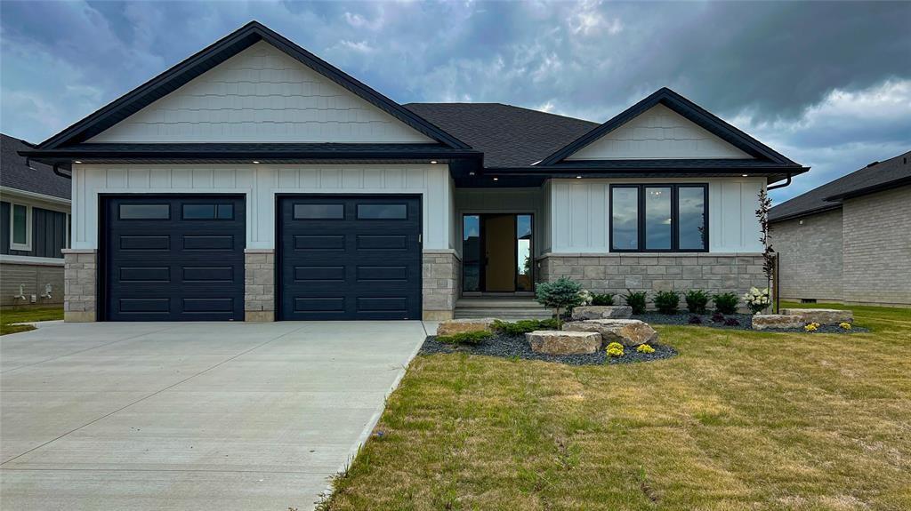 3543 PAUL Crescent, Plympton-Wyoming, Ontario, Canada photo 1