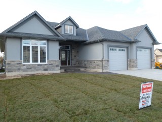 585 WHEATLEY DR, Sarnia, Ontario, Canada