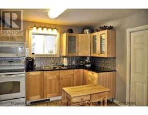 1095 HOWARD THOMPSON RD, Algonquin Highlands, Ontario, Canada