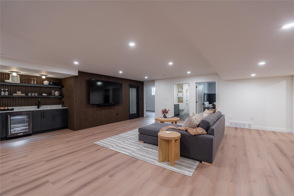 6923 SHORESIDE Drive, Plympton-Wyoming, Ontario, Canada