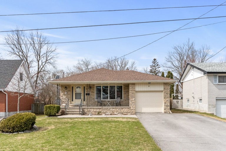 16 Applewood Drive, Belleville, Canada photo 1
