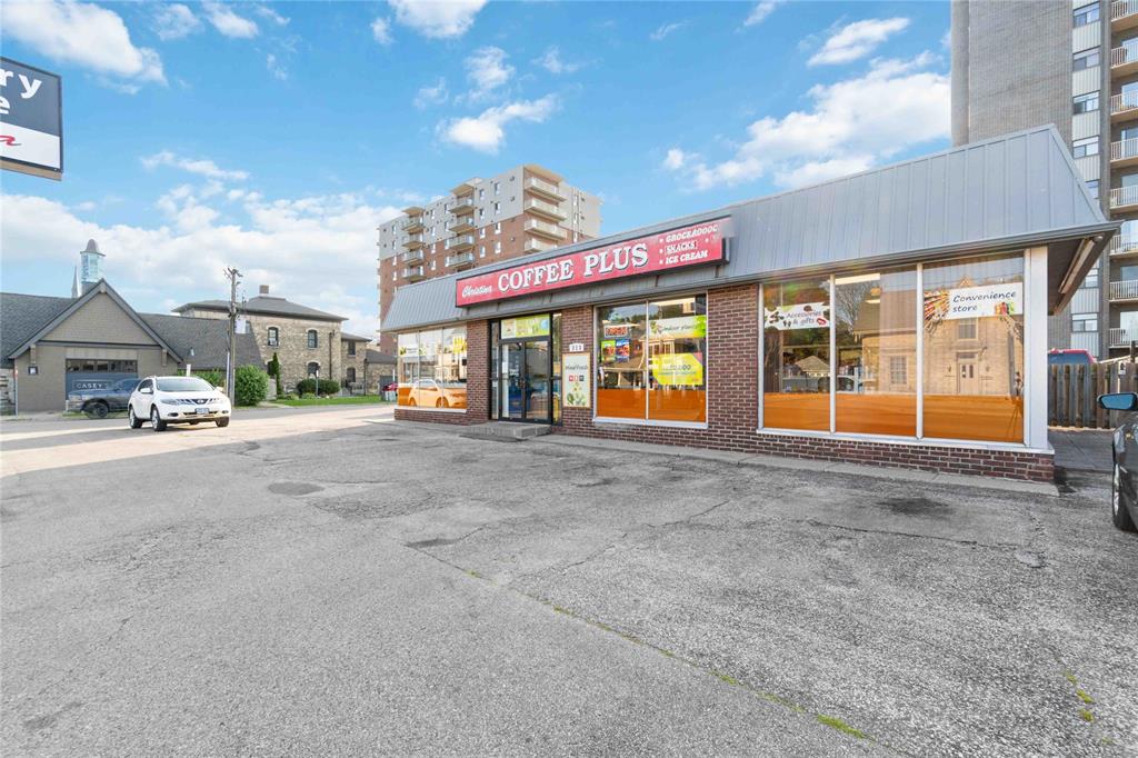 313 CHRISTINA Street North, Sarnia, Ontario, Canada photo 2