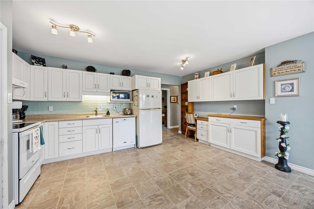 1208 THOMAS Drive, Sarnia, Ontario, Canada photo 5