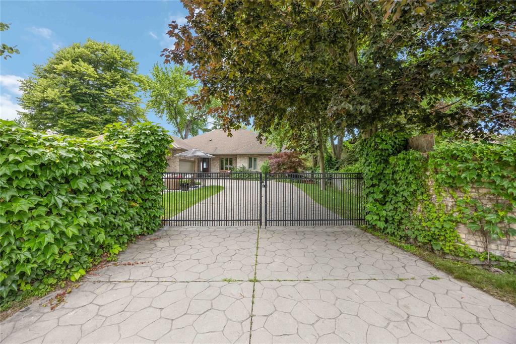 2775 OLD LAKESHORE Road, Sarnia, Ontario, Canada photo 2