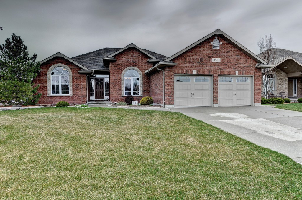 221 AUGUSTA BLVD, Sarnia, Ontario, Canada