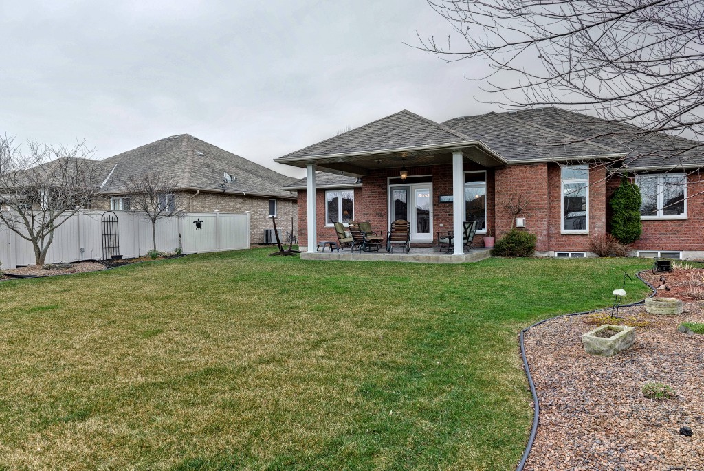 221 AUGUSTA BLVD, Sarnia, Ontario, Canada