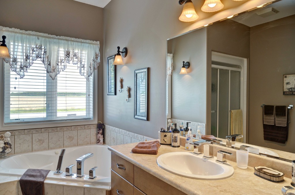 6918 ELIZABETH WAY, Plympton-Wyoming, Ontario, Canada