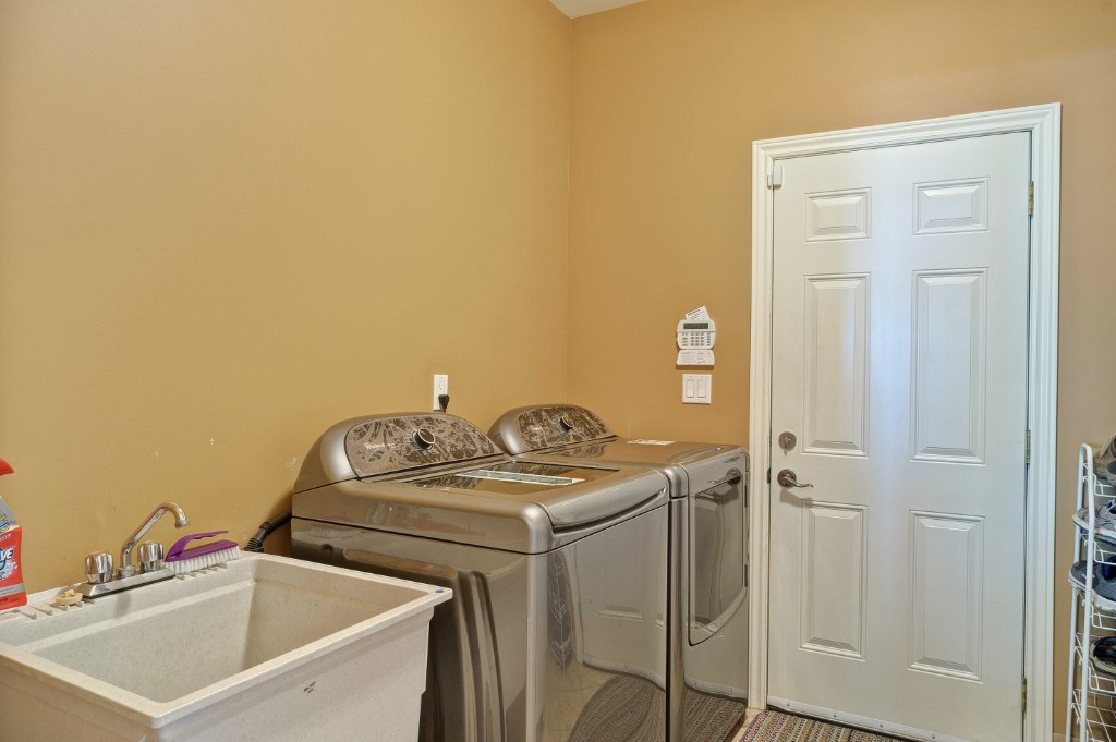 6918 ELIZABETH WAY, Plympton-Wyoming, Ontario, Canada