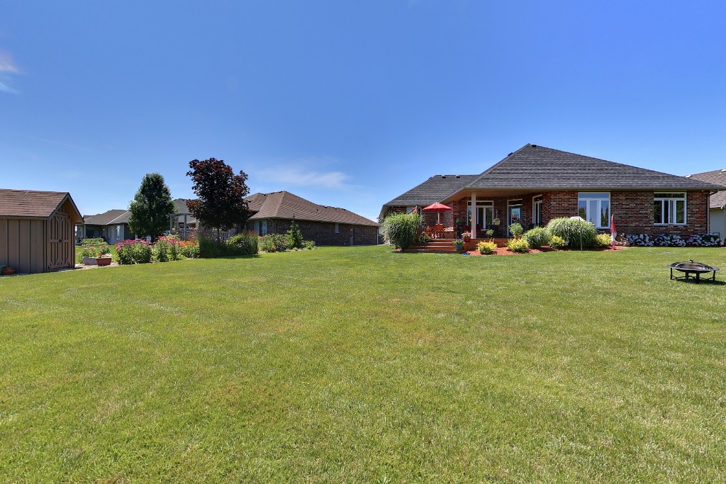 6850 CREEKSIDE DR, Plympton-Wyoming, Ontario, Canada