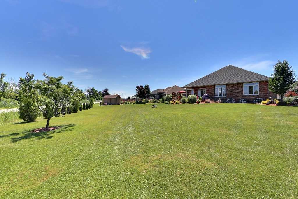 6850 CREEKSIDE DR, Plympton-Wyoming, Ontario, Canada