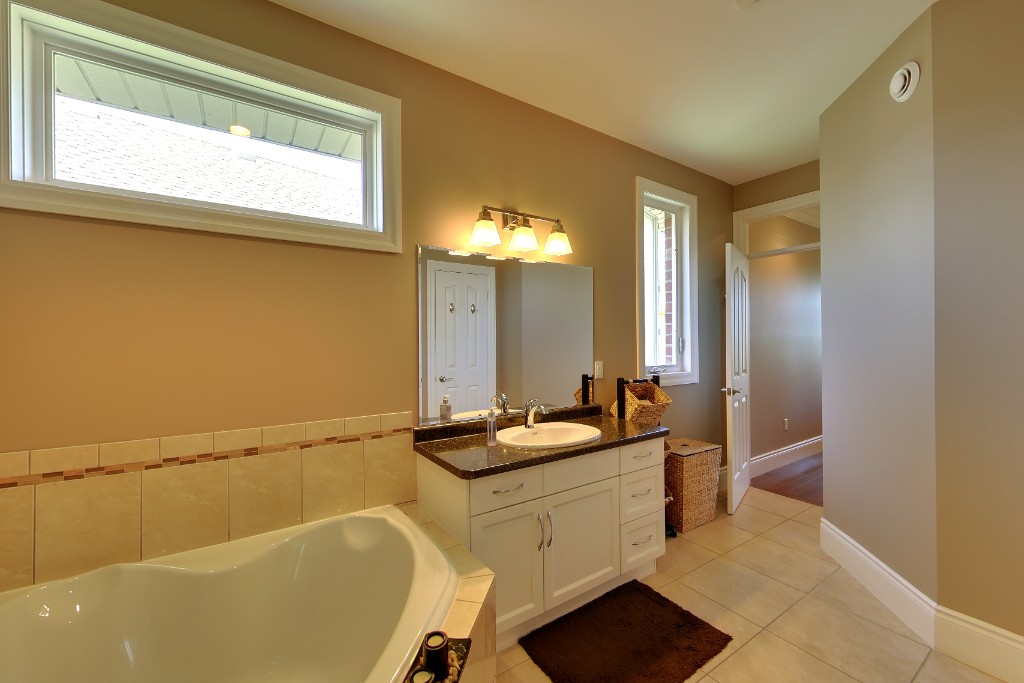 6850 CREEKSIDE DR, Plympton-Wyoming, Ontario, Canada