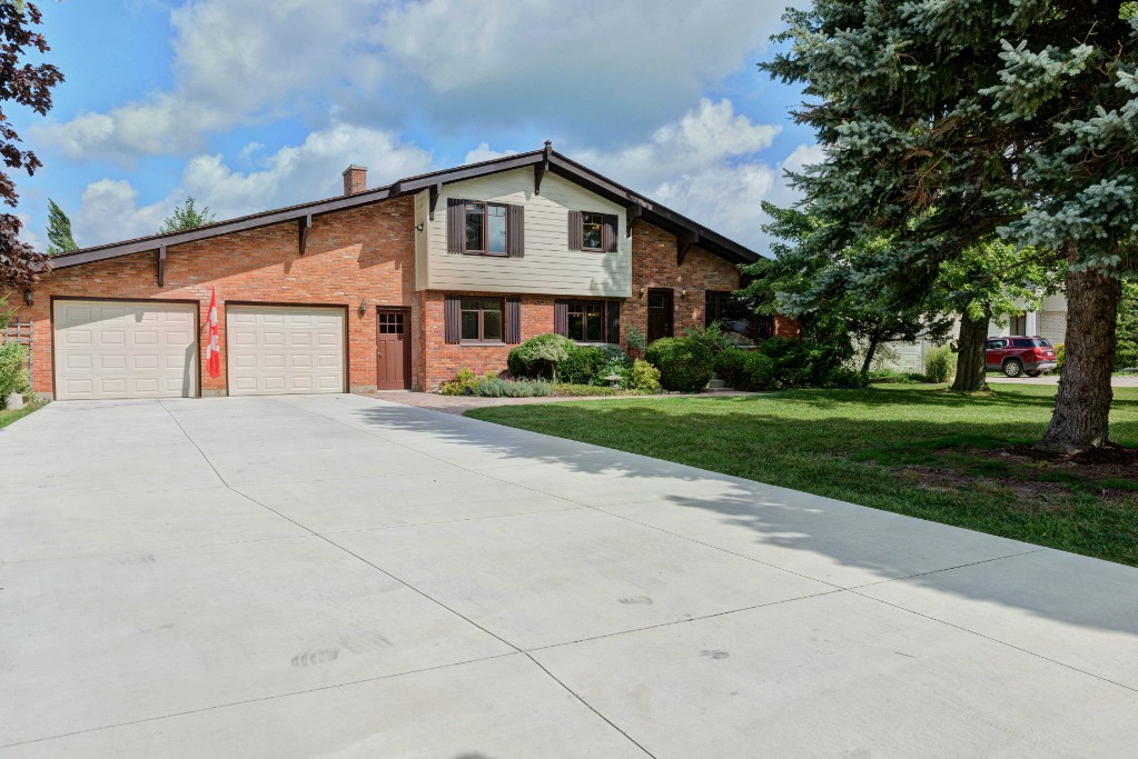 4274 BLUEPOINT DR, Plympton-Wyoming, Ontario, Canada