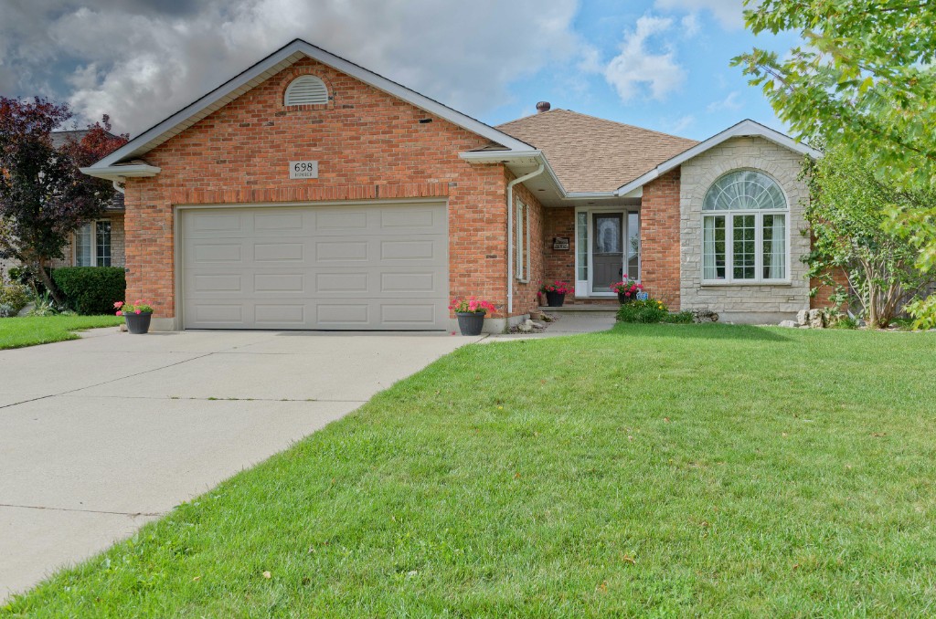 698 HUMBER DR, Sarnia, Ontario, Canada