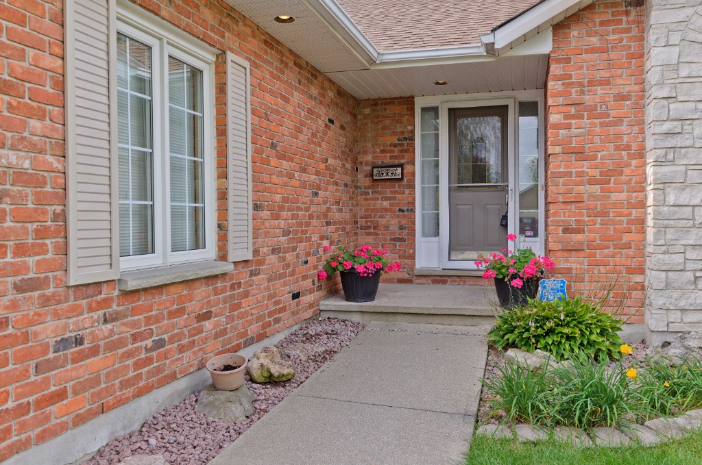 698 HUMBER DR, Sarnia, Ontario, Canada