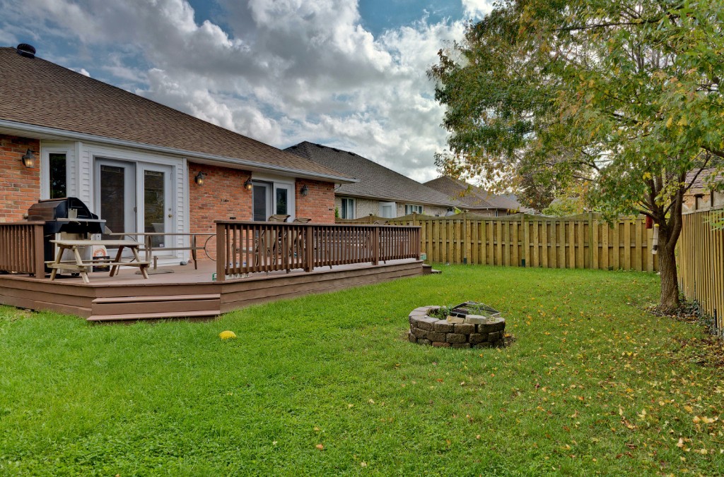 698 HUMBER DR, Sarnia, Ontario, Canada