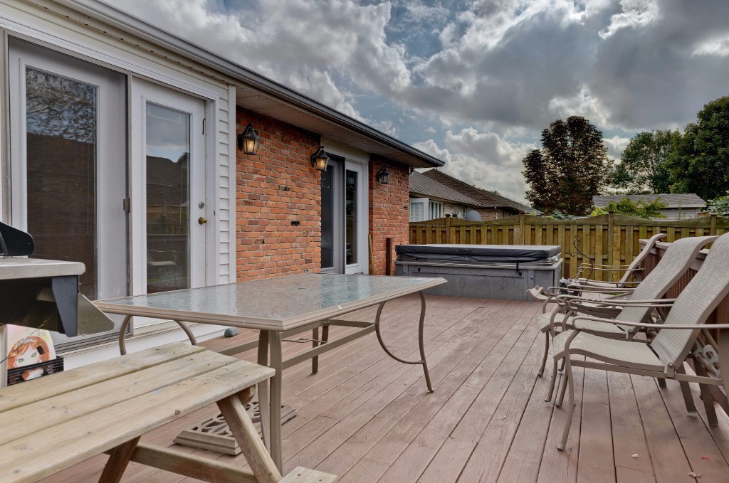 698 HUMBER DR, Sarnia, Ontario, Canada