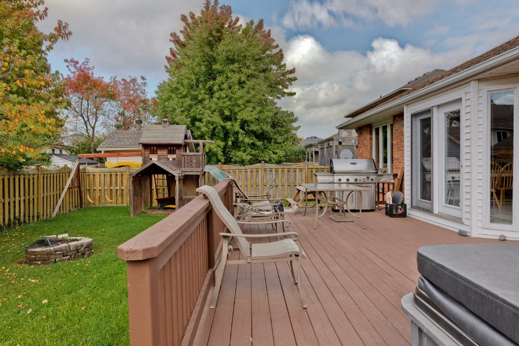 698 HUMBER DR, Sarnia, Ontario, Canada