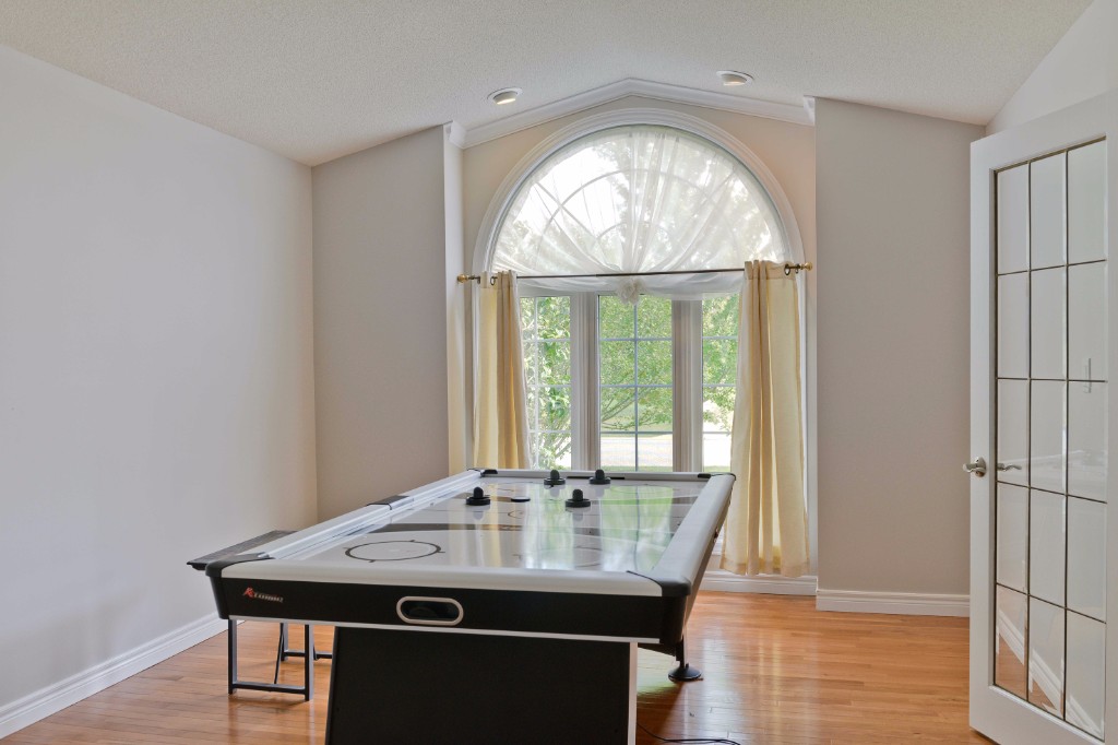 698 HUMBER DR, Sarnia, Ontario, Canada