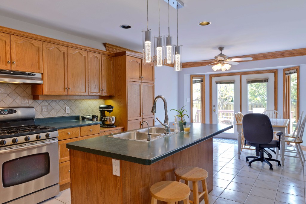 698 HUMBER DR, Sarnia, Ontario, Canada