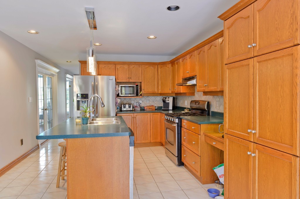 698 HUMBER DR, Sarnia, Ontario, Canada