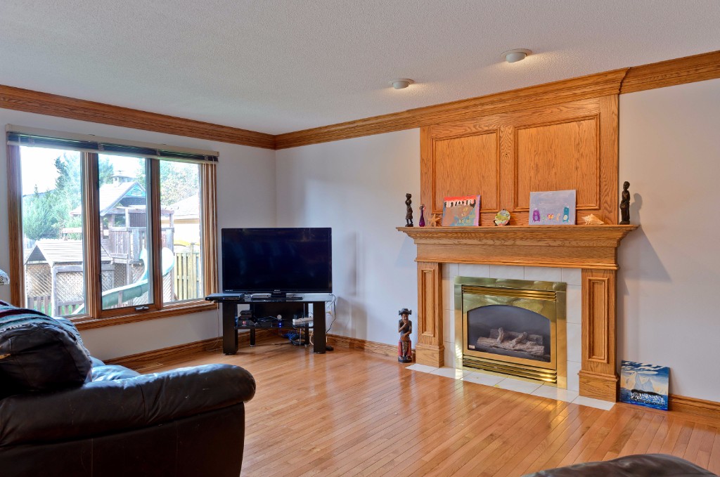 698 HUMBER DR, Sarnia, Ontario, Canada