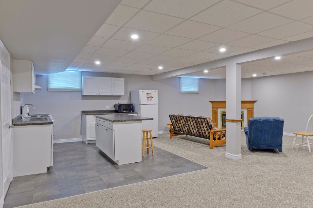 698 HUMBER DR, Sarnia, Ontario, Canada
