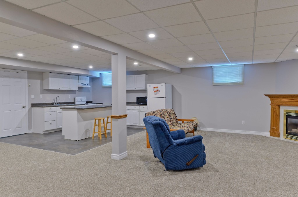 698 HUMBER DR, Sarnia, Ontario, Canada