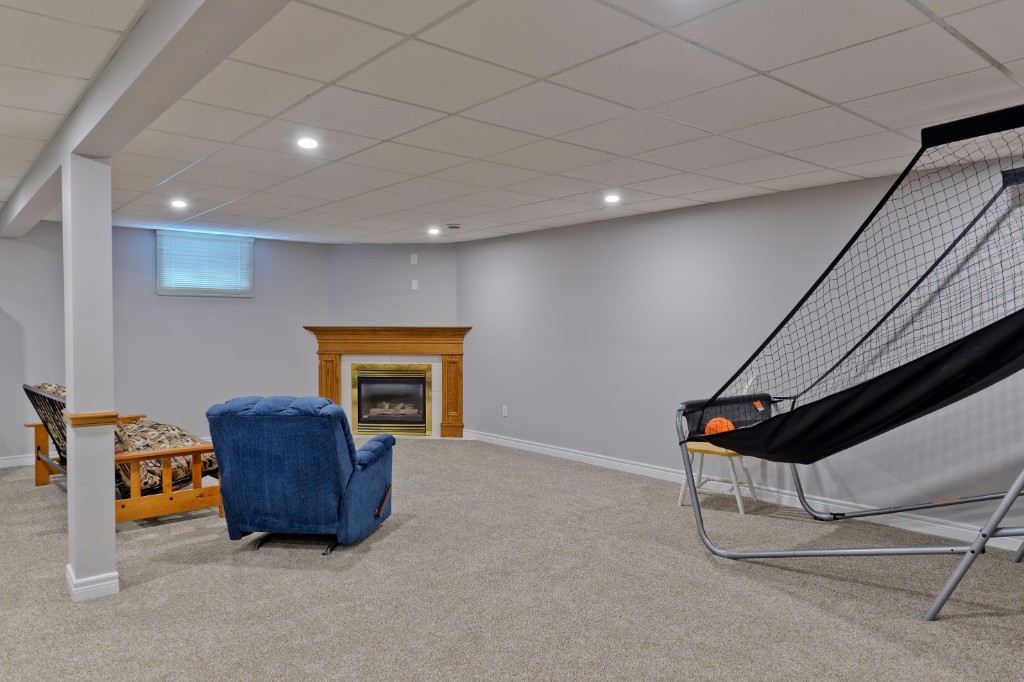 698 HUMBER DR, Sarnia, Ontario, Canada