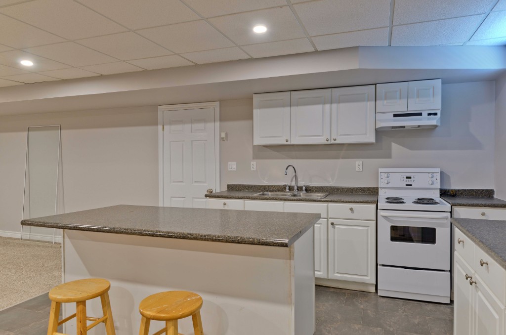 698 HUMBER DR, Sarnia, Ontario, Canada