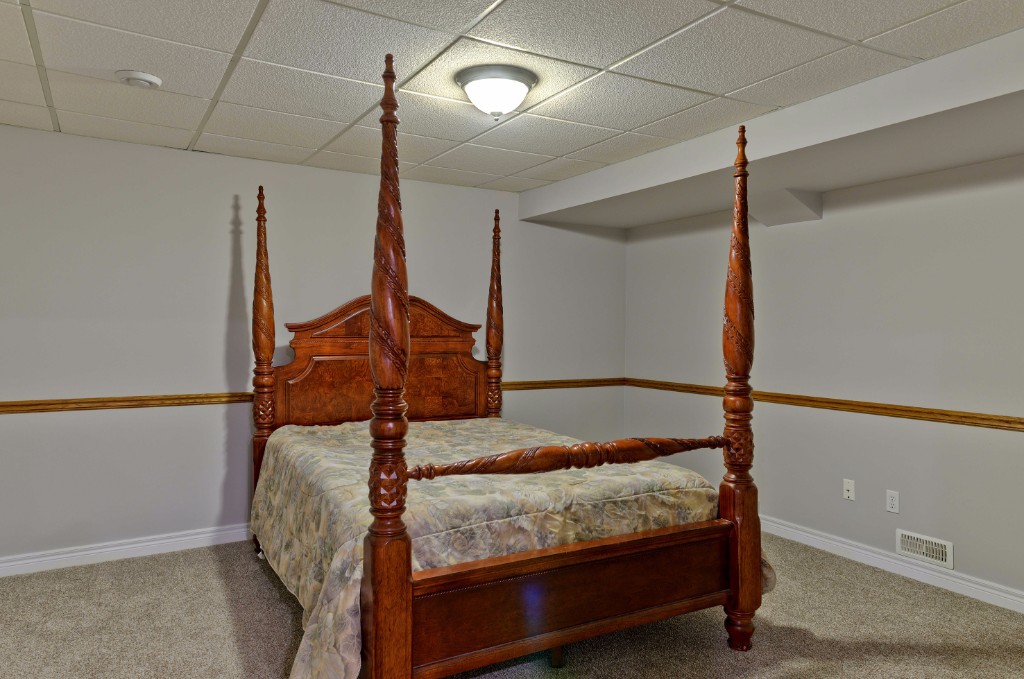 698 HUMBER DR, Sarnia, Ontario, Canada