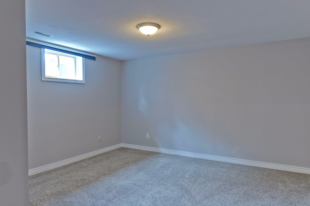 698 HUMBER DR, Sarnia, Ontario, Canada
