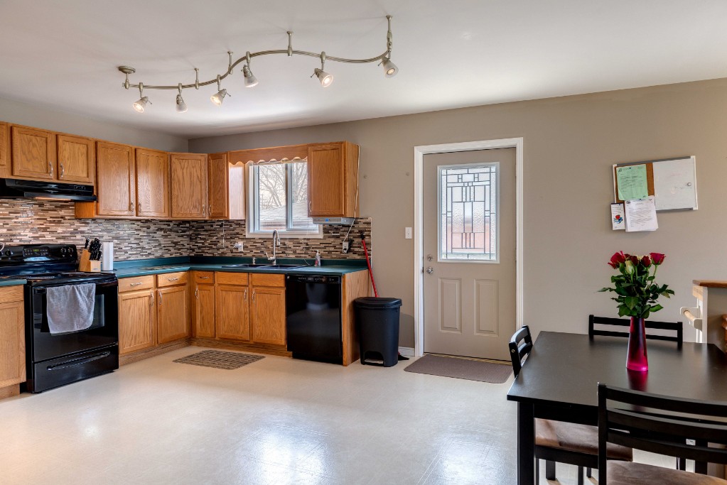 528 ONTARIO ST, Plympton-Wyoming, Ontario, Canada