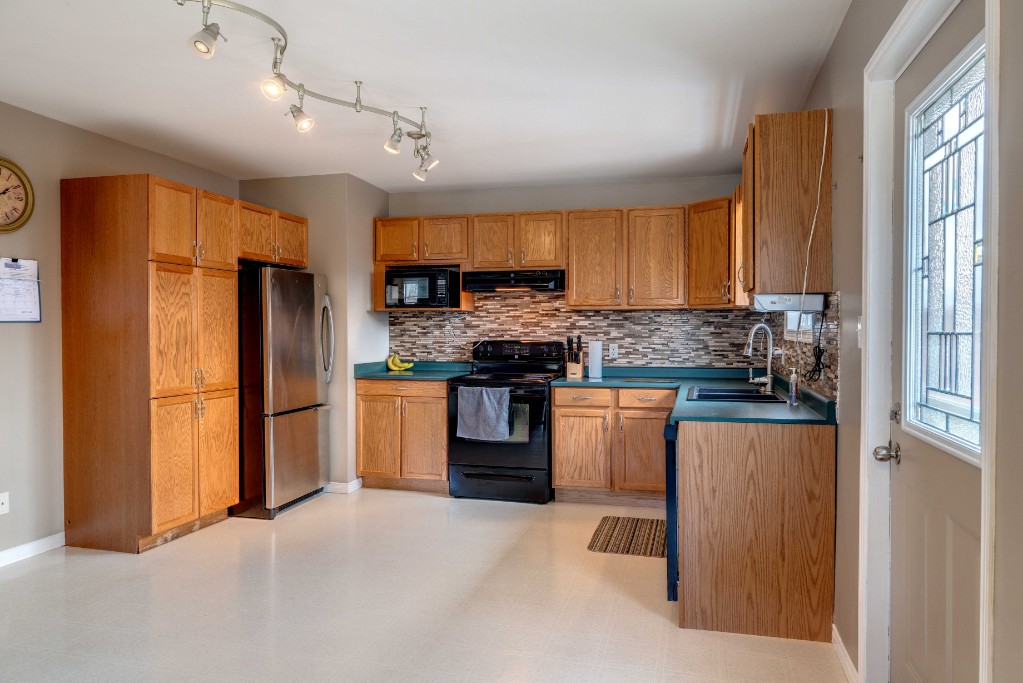 528 ONTARIO ST, Plympton-Wyoming, Ontario, Canada