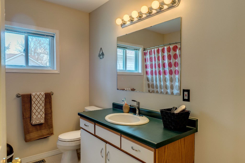 528 ONTARIO ST, Plympton-Wyoming, Ontario, Canada