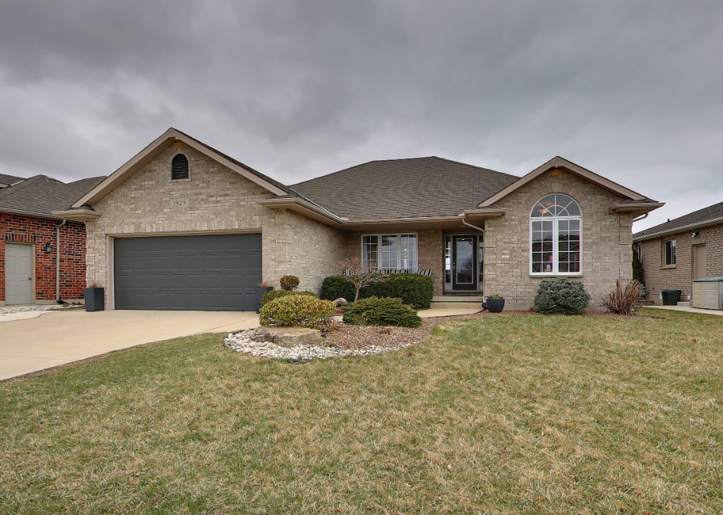 1929 AVENUE RD, Sarnia, Ontario, Canada