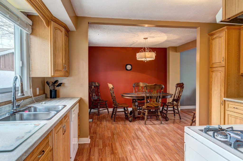 303 OAKDALE CRT, St. Clair, Ontario, Canada