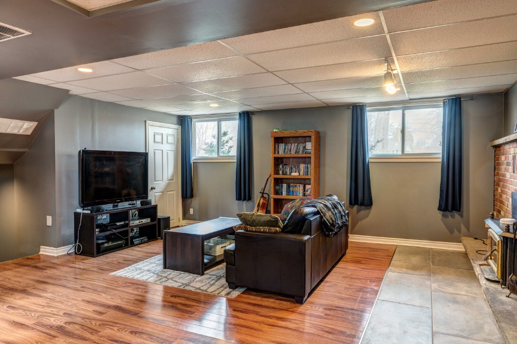 303 OAKDALE CRT, St. Clair, Ontario, Canada